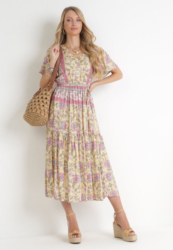 Born2be - Żółta Rozkloszowana Sukienka Midi z Gumką w Talii i Materiałowym Paskiem Shagumi. Kolor: żółty. Materiał: materiał. Sezon: wiosna, lato. Długość: midi