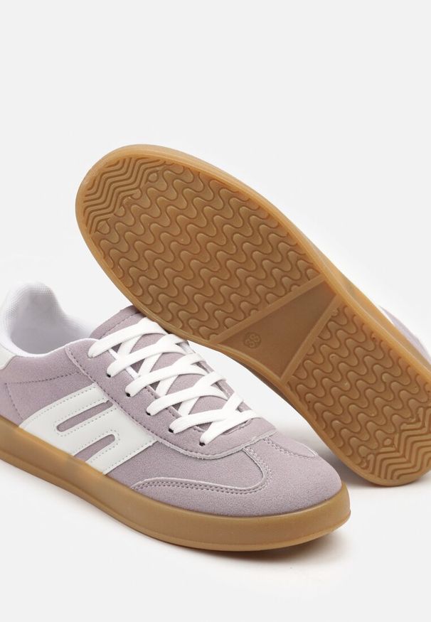 Renee - Jasnofioletowe Sneakersy Kultowe Tenisówki Zdobione Przeszyciami Eveltewia. Okazja: na co dzień. Kolor: fioletowy. Materiał: jeans. Wzór: aplikacja