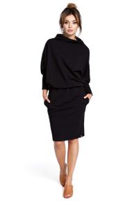 MOE - Czarna Sukienka z Wysokim Dekoltem. Kolor: czarny. Materiał: bawełna, elastan