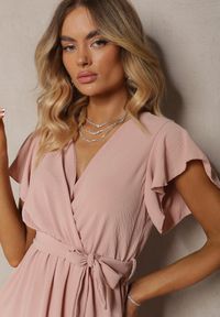 Renee - Ciemnoróżowa Sukienka z Asymetrycznym Tyłem z Kopertowym Dekoltem Ozdobiona Paskiem w Talii Toridia. Okazja: na imprezę. Typ kołnierza: dekolt kopertowy. Kolor: różowy. Długość rękawa: krótki rękaw. Wzór: aplikacja. Typ sukienki: kopertowe, asymetryczne. Styl: elegancki #4