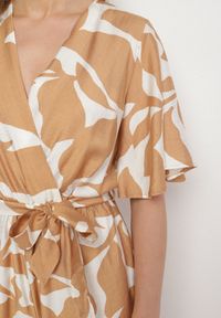 Born2be - Beżowy Kopertowy Kombinezon z Wiskozą z Wiązanym Paskiem i Krótkimi Nogawkami Folamera. Okazja: na co dzień. Kolor: beżowy. Materiał: wiskoza. Długość: krótkie. Sezon: lato. Styl: casual #5