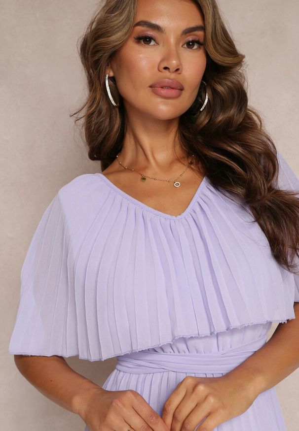 Renee - Fioletowa Plisowana Sukienka z Gumką w Pasie z Falbaną Przy Dekolcie Drenia. Kolor: fioletowy. Materiał: tkanina