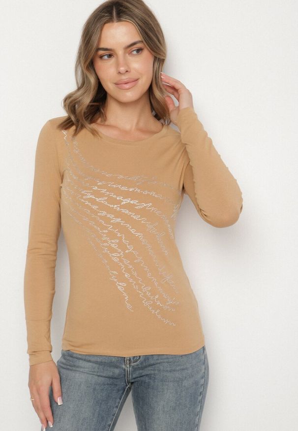 Born2be - Beżowa Bluzka z Bawełny Ozdobiona Cyrkoniowym Napisem Velutila. Okazja: na co dzień. Kolor: beżowy. Materiał: bawełna. Wzór: napisy, aplikacja. Styl: elegancki, casual