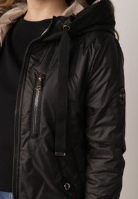 Born2be - Czarna Pikowana Kurtka Przejściowa Parka z Kapturem o Długim Kroju z Ozdobą Isaline. Okazja: na co dzień. Typ kołnierza: kaptur. Kolor: czarny. Materiał: poliester, dresówka. Długość: długie. Wzór: aplikacja. Styl: casual, klasyczny #8