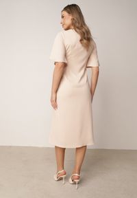 Born2be - Beżowa Koktajlowa Sukienka VICES ze Zwiewnymi Rękawami i Kwiatową Aplikacją 3D Talilia. Okazja: na wesele, na ślub cywilny, na imprezę. Kolor: beżowy. Wzór: aplikacja, kwiaty. Styl: wizytowy #3