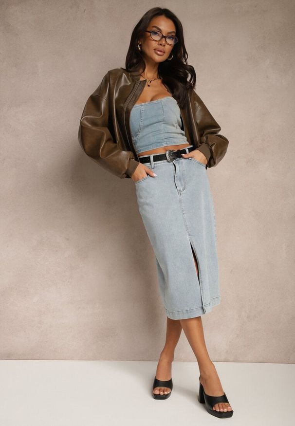 Renee - Jasnoniebieska Jeansowa Spódnica z Bawełny High Waist z Rozcięciem i Paskiem w Zestawie Isanira. Okazja: na co dzień, na spotkanie biznesowe. Stan: podwyższony. Kolor: niebieski. Materiał: jeans, bawełna. Styl: elegancki, biznesowy, casual