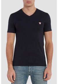 Guess - GUESS Granatowy męski t-shirt z małym logo. Okazja: na co dzień. Typ kołnierza: dekolt w serek. Kolor: niebieski. Materiał: bawełna, elastan. Długość rękawa: krótki rękaw. Długość: krótkie. Styl: elegancki, casual