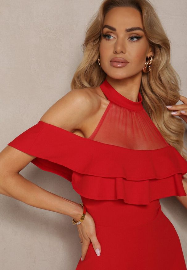 Renee - Czerwona Sukienka o Rozkloszowanym Kroju Typu Hiszpanka z Dekoltem z Siateczką i Stójką Quntia. Typ kołnierza: dekolt hiszpanka, kołnierzyk stójkowy. Kolor: czerwony. Długość rękawa: krótki rękaw. Typ sukienki: rozkloszowane