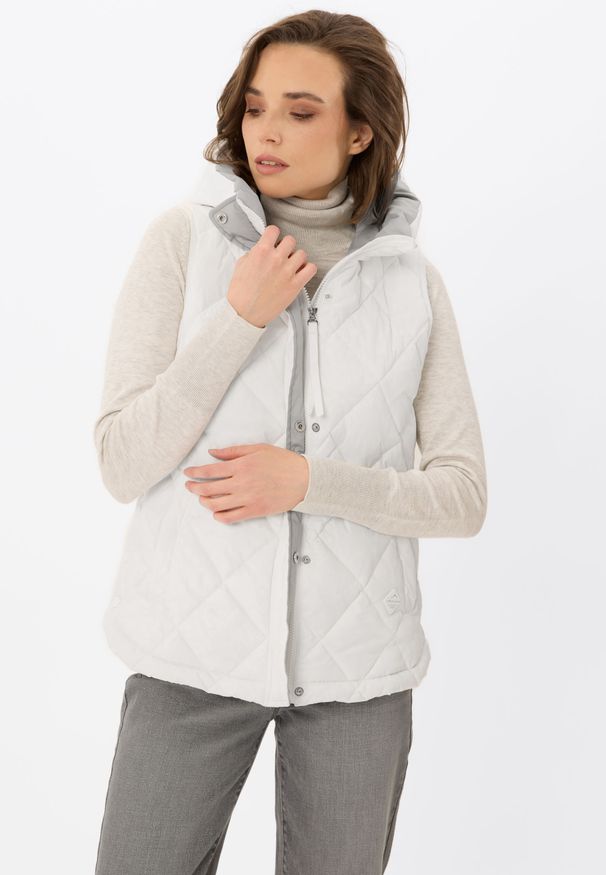 Volcano - Pikowany bezrękawnik casual V-MILAN. Okazja: na co dzień. Kolor: biały. Materiał: włókno, materiał. Długość rękawa: bez rękawów. Styl: casual