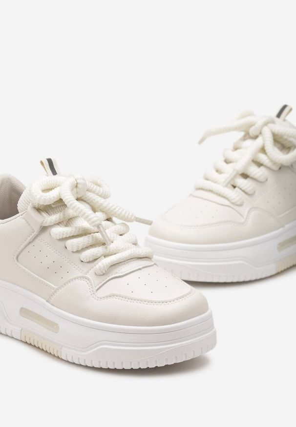 Renee - Beżowe Sneakersy z Perforacją i Odczepianą Gumową Ozdobą Misia Ildeos. Kolor: beżowy. Materiał: guma. Wzór: aplikacja
