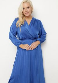 Born2be - Niebieska Sukienka Maxi z Gumką w Pasie i Kopertowym Dekolcie Bertrama. Typ kołnierza: dekolt kopertowy. Kolor: niebieski. Materiał: materiał. Typ sukienki: kopertowe. Długość: maxi