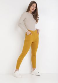 Born2be - Żółte Spodnie Skinny Aeliyah. Kolor: żółty. Materiał: polar. Długość: długie. Wzór: aplikacja #6