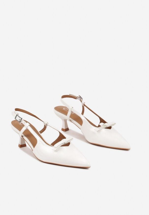 Renee - Białe Sandały Lakierowane na Kaczuszce Typu Slingback z Kokardą Nonarilin. Okazja: na co dzień. Zapięcie: sprzączka. Kolor: biały. Materiał: lakier. Sezon: lato. Obcas: na szpilce. Styl: wizytowy, elegancki, casual. Wysokość obcasa: średni