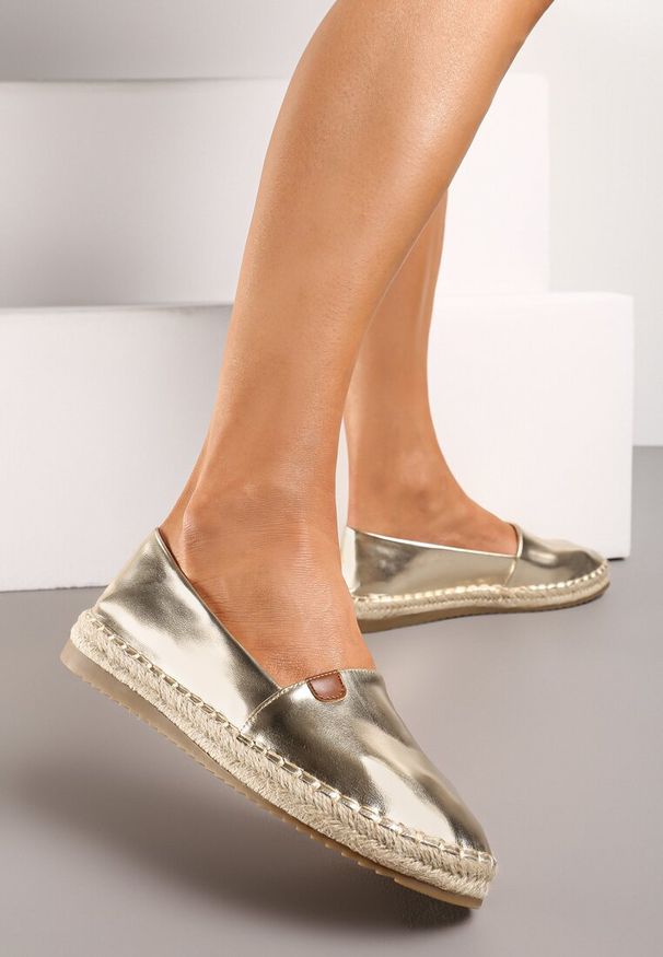 Born2be - Złote Espadryle na Płaskiej Podeszwie Ozdobione Plecionką z Juty Vethalia. Okazja: na spacer. Zapięcie: bez zapięcia. Kolor: złoty. Materiał: len, jeans. Wzór: aplikacja. Sezon: lato. Obcas: na płaskiej podeszwie