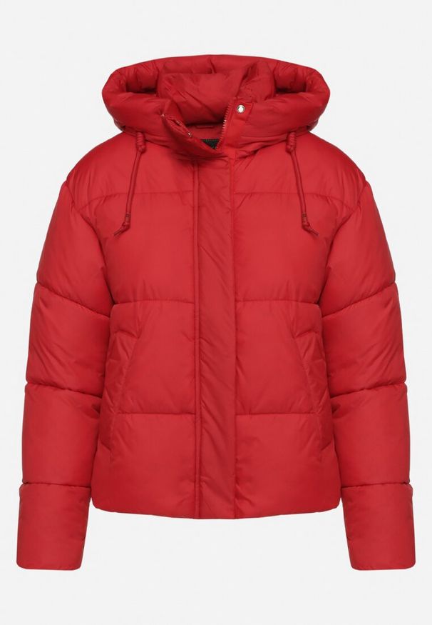 Born2be - Czerwona Pikowana Kurtka Puffer z Kapturem Miviera. Okazja: na co dzień, na spacer, do pracy, na spotkanie biznesowe. Typ kołnierza: kaptur. Kolor: czerwony. Materiał: dzianina, jeans. Sezon: zima. Styl: biznesowy, casual, elegancki