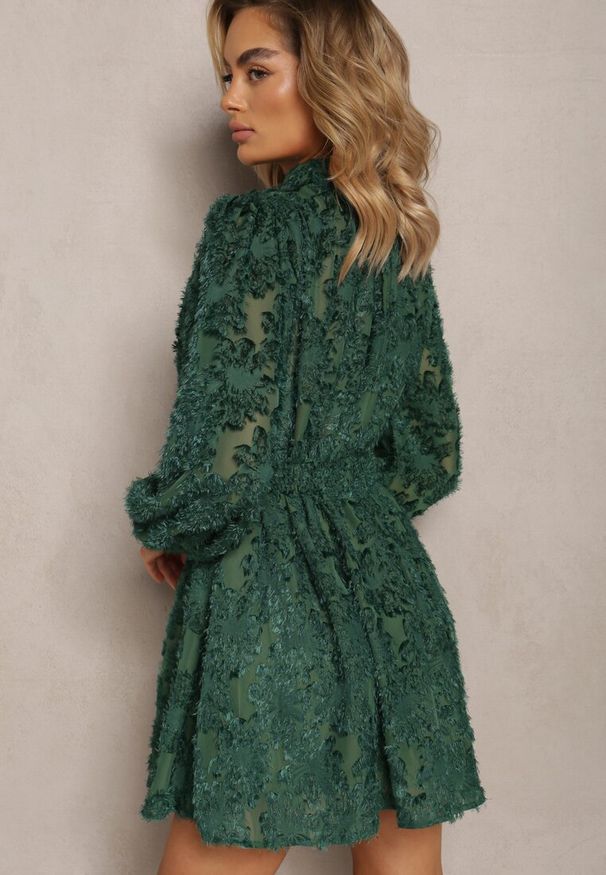Renee - Zielona Koronkowa Sukienka Mini z Gumką w Pasie Netta. Kolor: zielony. Materiał: koronka. Typ sukienki: rozkloszowane. Długość: mini