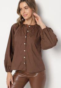 Born2be - Brązowa Marszczona Koszula Bawełniana w Stylu Retro z Biżuteryjnymi Guzikami Zenorae. Okazja: na co dzień. Typ kołnierza: bez kołnierzyka. Kolor: brązowy. Materiał: bawełna. Długość rękawa: długi rękaw. Długość: długie. Wzór: aplikacja. Styl: retro #3