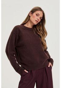 MOODO - Gładki sweter brązowy. Kolor: brązowy. Materiał: poliamid, akryl, elastan, poliester. Wzór: gładki #1