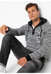 bonprix - Sweter z kapturem Slim Fit. Typ kołnierza: kaptur. Kolor: czarny. Materiał: dzianina. Wzór: aplikacja