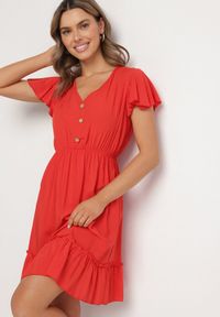 Born2be - Czerwona Rozkloszowana Bawełniana Sukienka z Guzikami i Falbanami Natinema. Okazja: na co dzień. Typ kołnierza: dekolt w serek. Kolor: czerwony. Materiał: bawełna. Sezon: lato. Styl: casual #7