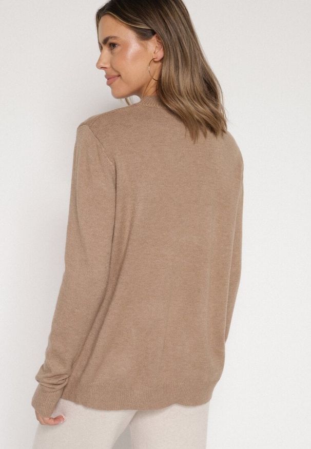 Born2be - Ciemnobeżowy Casualowy Sweter z Wełną i Bawełną Nedalla. Okazja: na co dzień. Kolor: beżowy. Materiał: wełna, bawełna. Długość rękawa: długi rękaw. Długość: długie. Styl: casual