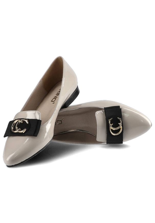 Czółenka damskie Karino, ze skórzaną lakierowaną cholewką ozdobnym paskiem z metalową aplikacją i niską elastyczną podeszwą, beżowe, 3691-001-P. Okazja: na co dzień, na spotkanie biznesowe, do pracy. Zapięcie: pasek. Kolor: beżowy. Szerokość cholewki: normalna. Wzór: aplikacja. Materiał: skóra, lakier. Obcas: na obcasie. Styl: casual, biznesowy, elegancki. Wysokość obcasa: niski