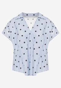 Renee - Niebieska Bluzka Bawełniana w Groszki Oversize Jeniera. Okazja: na co dzień. Typ kołnierza: dekolt w serek. Kolor: niebieski. Długość: krótkie. Wzór: grochy. Materiał: bawełna. Długość rękawa: krótki rękaw. Sezon: wiosna, lato. Styl: retro, casual #6