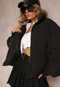 Renee - Czarna Pudełkowa Kurtka Pikowana o Kroju Oversize Isatti. Typ kołnierza: bez kaptura. Kolor: czarny. Długość rękawa: długi rękaw. Długość: długie. Styl: elegancki #5