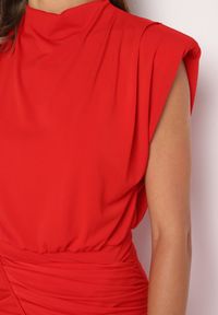 Born2be - Czerwona Sukienka Maxi Dopasowana z Poduszkami w Ramionach i Rozcięciem na Boku Ocrana. Okazja: na ślub cywilny, na wesele, na imprezę. Kolor: czerwony. Typ sukienki: dopasowane. Styl: elegancki, klasyczny. Długość: maxi #5
