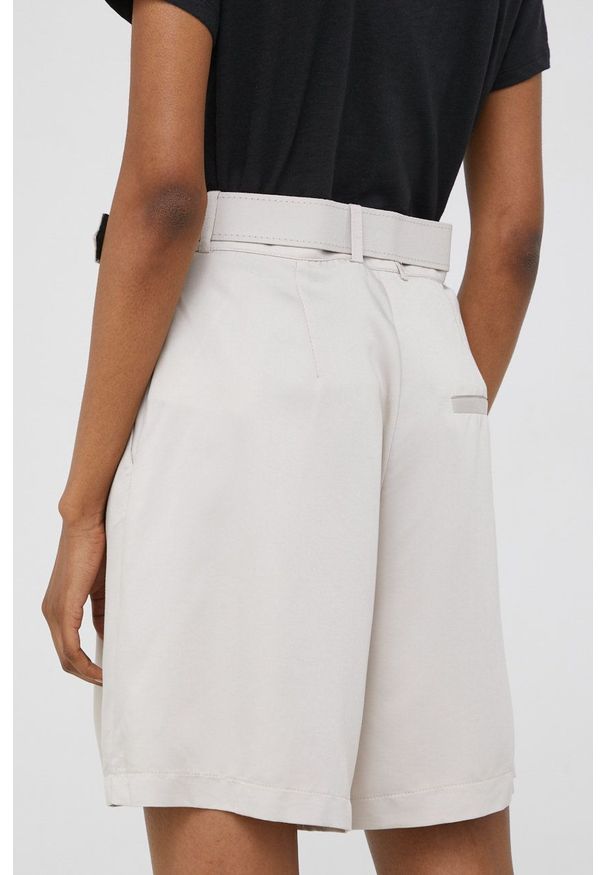 Answear Lab szorty damskie kolor beżowy gładkie high waist. Okazja: na co dzień. Stan: podwyższony. Kolor: beżowy. Materiał: tkanina. Wzór: gładki. Styl: wakacyjny