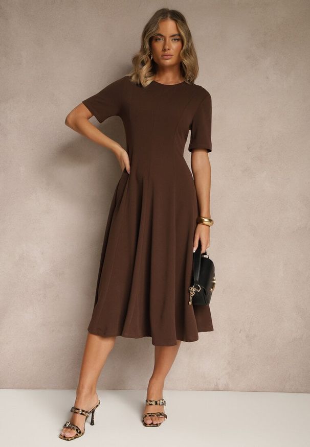 Renee - Brązowa Sukienka Rozkloszowana o Taliowanym Fasonie Telaswena. Okazja: na wesele, na randkę, na ślub cywilny. Kolor: brązowy. Materiał: skóra, tkanina. Styl: elegancki