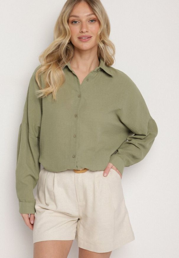 Born2be - Ciemnozielona Klasyczna Koszula o Kroju Oversize Maronira. Okazja: na co dzień. Typ kołnierza: kołnierzyk klasyczny. Kolor: zielony. Materiał: jeans. Styl: klasyczny