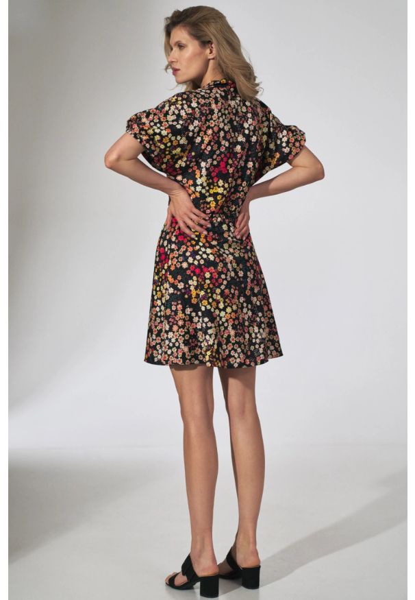 Figl - Sukienka koszulowa w kwiaty rozkloszowana mini z wiskozy. Okazja: na co dzień. Materiał: wiskoza. Długość rękawa: krótki rękaw. Wzór: kwiaty. Typ sukienki: koszulowe. Styl: casual. Długość: mini