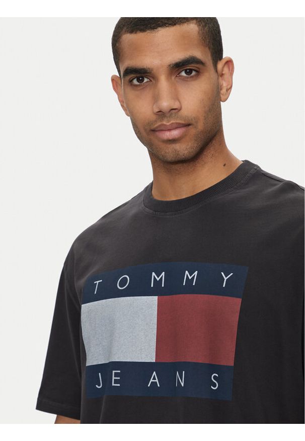 Tommy Jeans T-Shirt Big Flag DM0DM18547 Czarny Oversize. Kolor: czarny. Materiał: bawełna