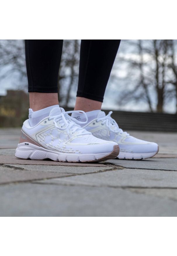 SALMING - Buty do chodzenia damskie Salming Recoil Lyte. Zapięcie: sznurówki. Kolor: różowy. Materiał: materiał, syntetyk. Szerokość cholewki: normalna. Sport: turystyka piesza