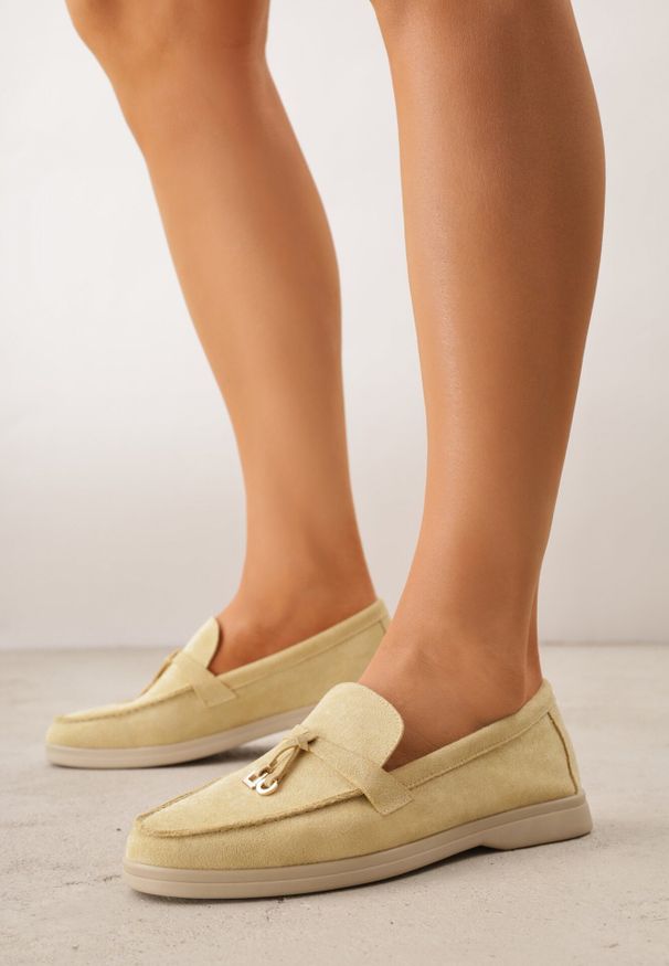 Born2be - Żółte Lekkie Mokasyny VICES z Metalowymi Ozdobami i Skórzaną Wkladką Adrialee. Nosek buta: okrągły. Kolor: żółty. Materiał: skóra. Wzór: aplikacja. Obcas: na obcasie. Styl: klasyczny. Wysokość obcasa: niski