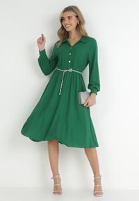 Born2be - Zielona Rozkloszowana Sukienka z Koszulową Górą Rade. Typ kołnierza: kolnierz wykładany. Kolor: zielony. Materiał: tkanina. Wzór: aplikacja. Typ sukienki: koszulowe. Styl: elegancki. Długość: midi #1