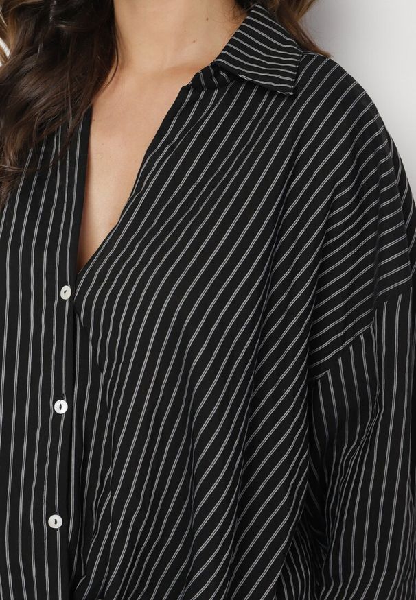 Born2be - Czarna Koszula z Bawełną w Paski z Przeplatanym Dołem Merinewe. Okazja: na co dzień, na spotkanie biznesowe. Kolor: czarny. Materiał: bawełna. Długość rękawa: długi rękaw. Długość: długie. Wzór: paski. Styl: casual, biznesowy, elegancki, klasyczny
