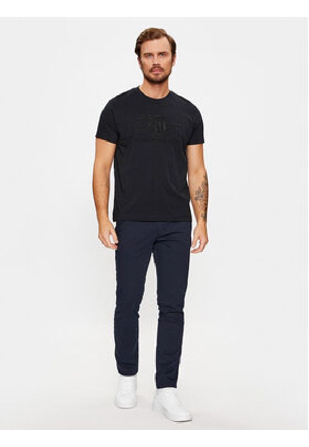 GANT - Gant T-Shirt Reg Tonal Shield Ss 2003140 Czarny Regular Fit. Kolor: czarny. Materiał: bawełna