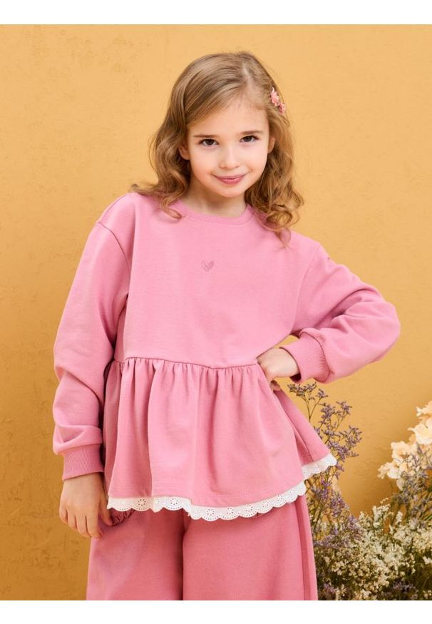 Sinsay - Bawełniana bluza z haftem w kształcie serca - różowy. Kolor: różowy. Materiał: bawełna. Wzór: haft