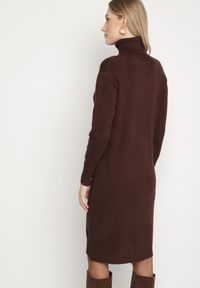 Born2be - Brązowa Dzianinowa Sukienka z Bawełną o Prostym Kroju z Golfem Tesala. Okazja: do pracy, na spotkanie biznesowe. Typ kołnierza: golf. Kolor: brązowy. Materiał: bawełna, dzianina. Wzór: jednolity. Typ sukienki: proste. Styl: biznesowy, klasyczny #5