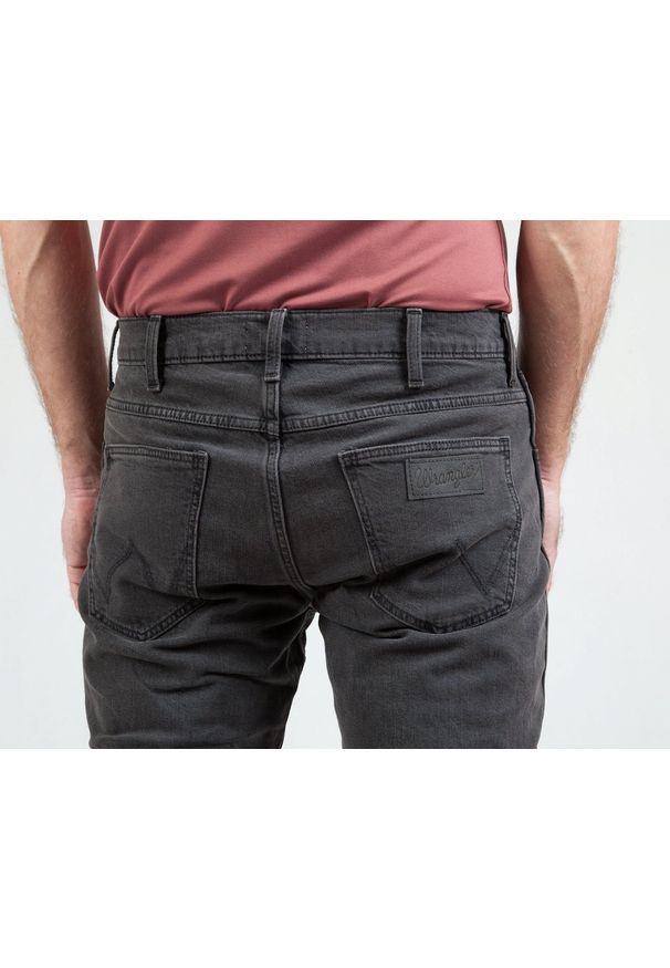 Wrangler - WRANGLER GREENSBORO MĘSKIE SPODNIE JEANSOWE MILES AWAY W15QOBR23 112319227