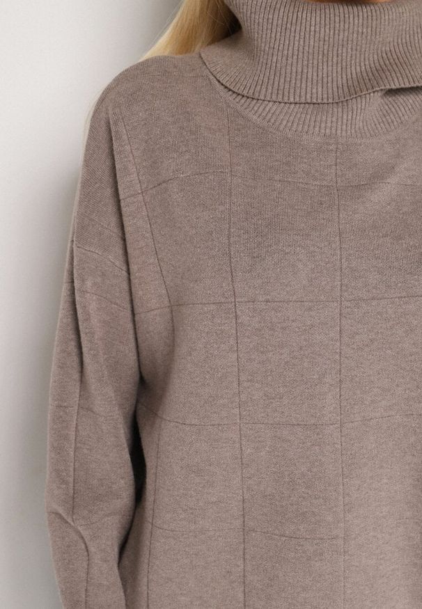 Born2be - Ciemnobeżowy Golf w Klasycznym Stylu Linagela. Typ kołnierza: golf. Kolor: beżowy. Materiał: jeans. Styl: klasyczny