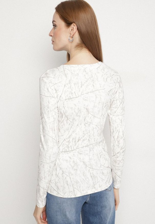Born2be - Biała Bluzka Typu Longsleeve z Geometrycznym Wzorem Unila. Okazja: do pracy, na co dzień, na spotkanie biznesowe. Kolor: biały. Materiał: jeans. Długość rękawa: długi rękaw. Wzór: geometria. Styl: casual, biznesowy