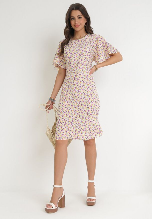 Born2be - Beżowa Pudełkowa Sukienka w Kwiaty z Falbanką Temrance. Kolor: beżowy. Wzór: kwiaty