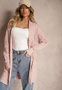 Renee - Różowy Kardigan Nierozpinany o Długim Kroju Ozdobiony Tłoczeniem Vailithe. Okazja: na co dzień, na spacer. Kolor: różowy. Materiał: jeans. Długość: długie. Wzór: aplikacja. Styl: casual, elegancki #4