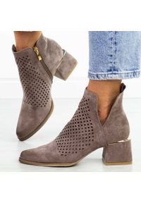 POTOCKI - Khaki ażurowe botki damskie na obcasie Potocki 12356. Okazja: na spacer, na co dzień. Kolor: brązowy. Szerokość cholewki: normalna. Wzór: ażurowy. Materiał: zamsz. Sezon: wiosna, lato. Obcas: na obcasie. Styl: casual, elegancki. Wysokość obcasa: średni #1