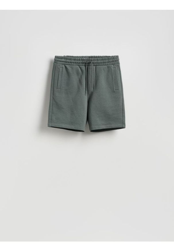 Reserved - Dresowe szorty regular fit - jasnozielony. Kolor: zielony. Materiał: dresówka