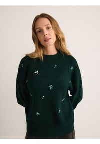 Reserved - Sweter z dżetami - ciemnozielony. Kolor: zielony. Materiał: dzianina #1