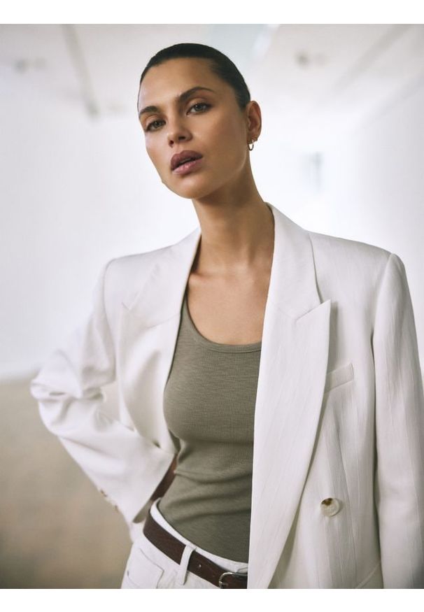 Reserved - Marynarka z wiskozą - biały. Kolor: biały. Materiał: wiskoza